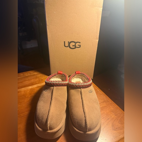 UGG Tazz Platform Slippers. GUC. - Picture 2 of 8